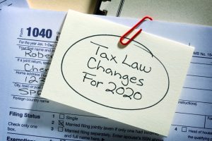 post-it note about 2020 tax brackets and their changes